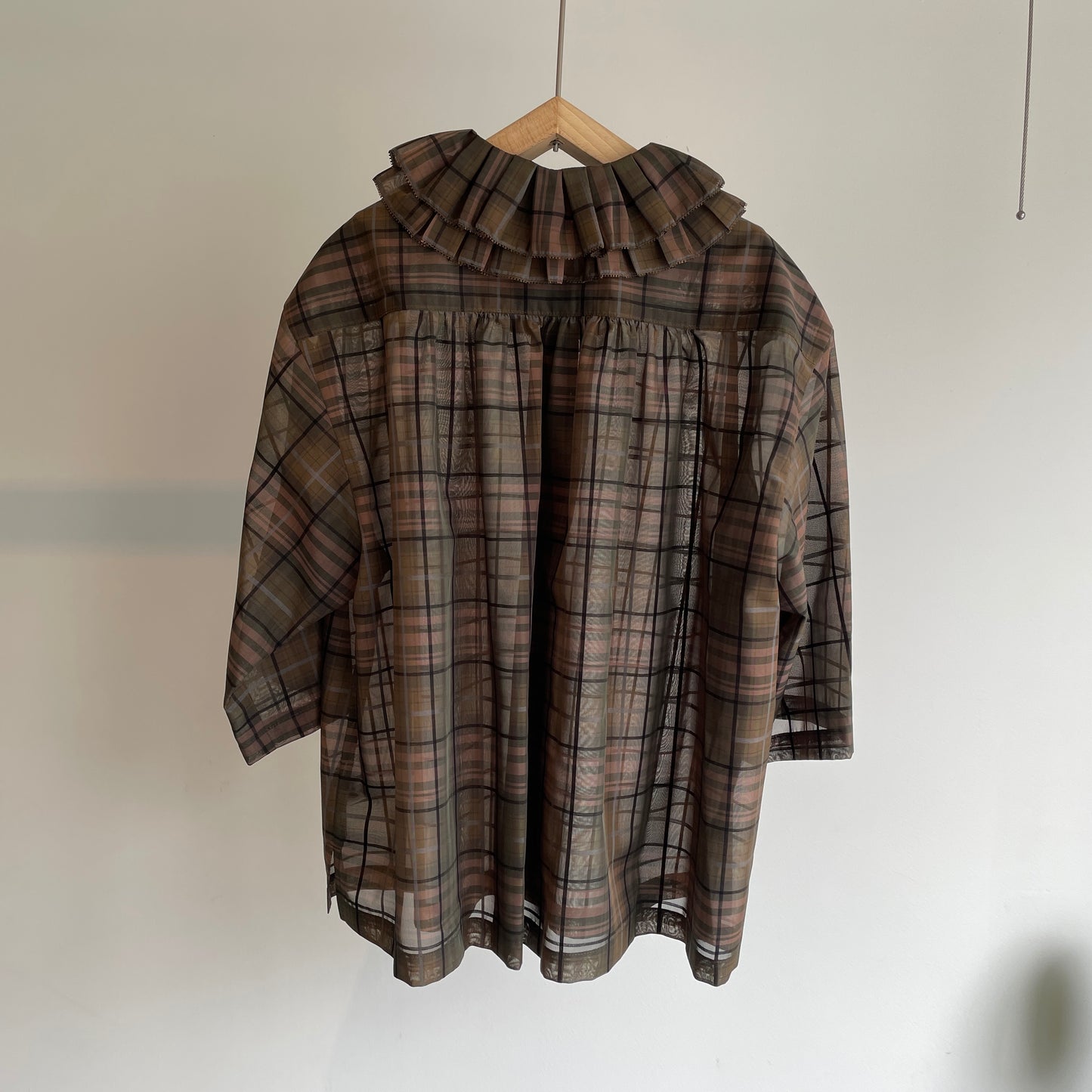 porter des boutons//シアーチェックダブルタックカラーブラウス P-22-1-066