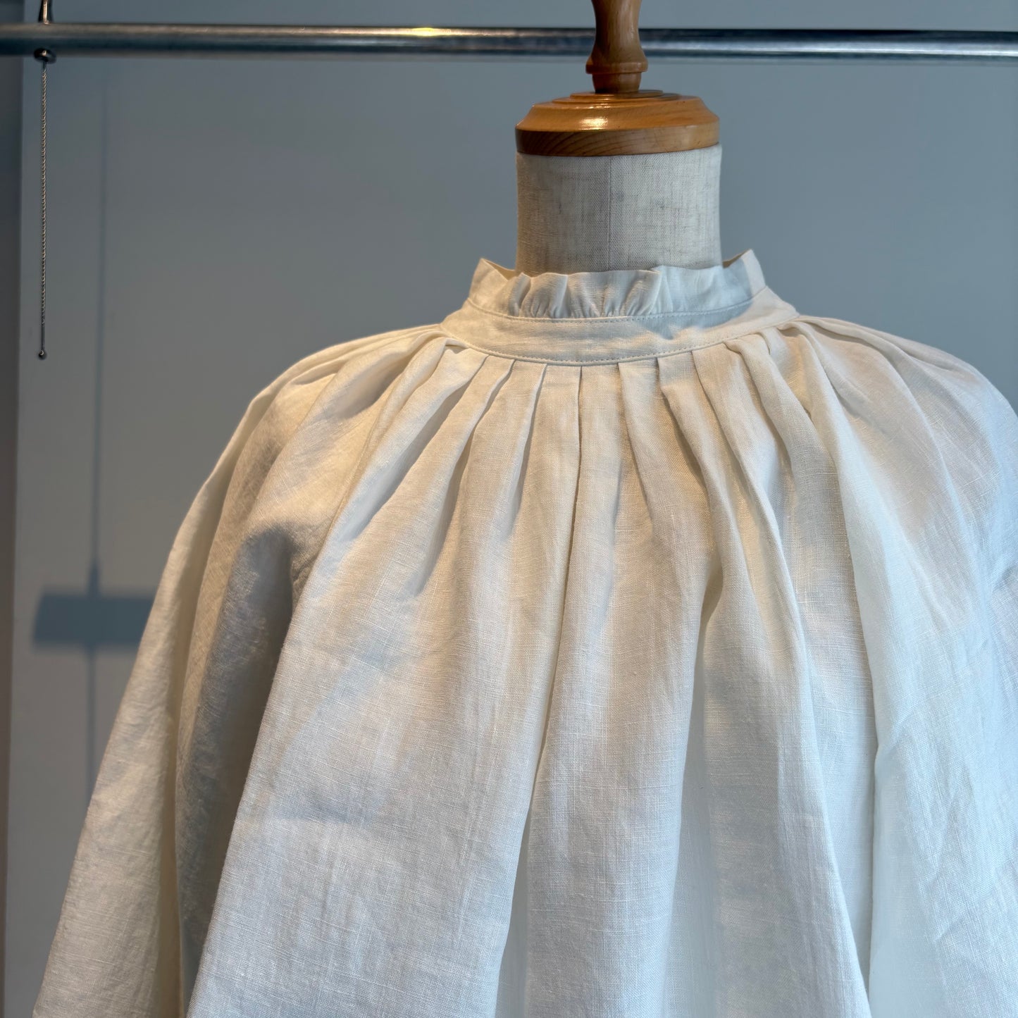 SI-HIRAI// WIDE SLEEVE TACブラウス　CHSS26-7008 FL