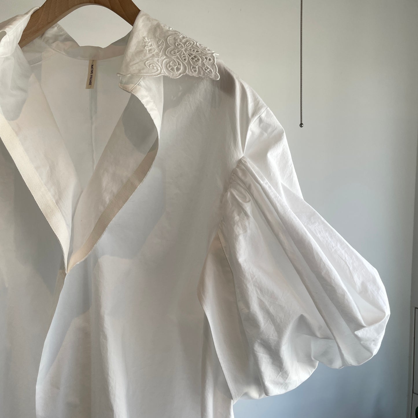 NATIVEVILLEGE//Simple longing 刺繍ギャザースリーブブラウス（off white）