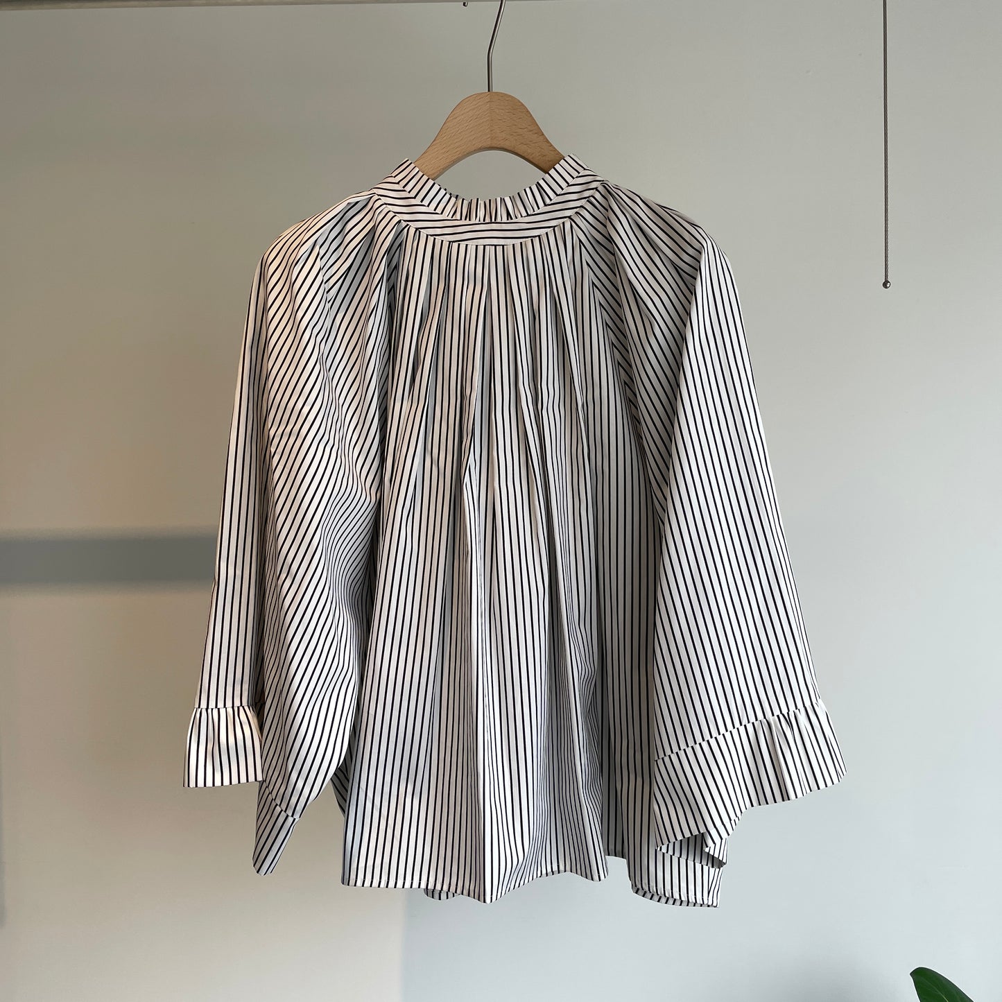 SIHIRAI// WIDE SLEEVE TACブラウスCHSS26-7008