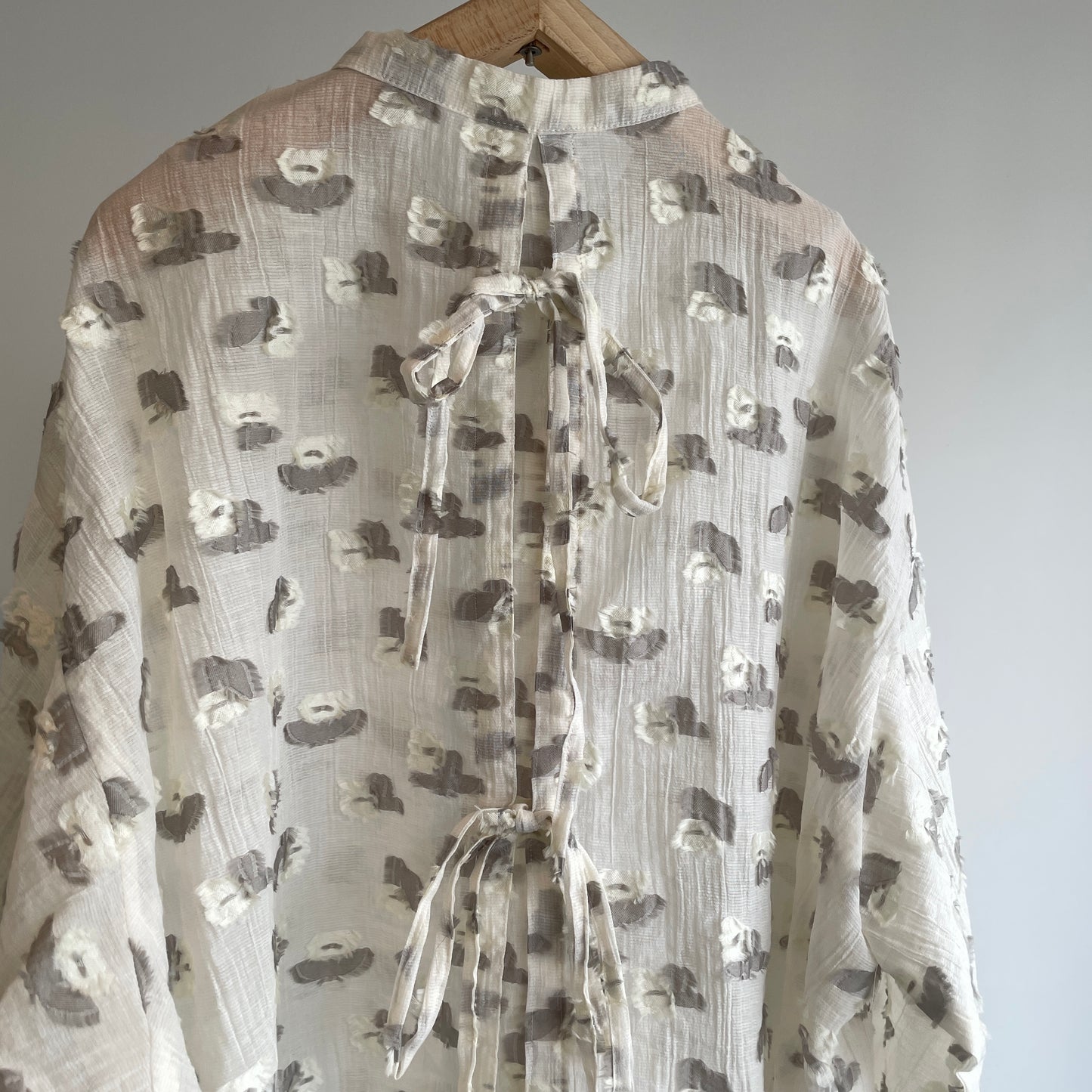 qiri//plie flower jacquard バックリボンブラウス　6301BL008261