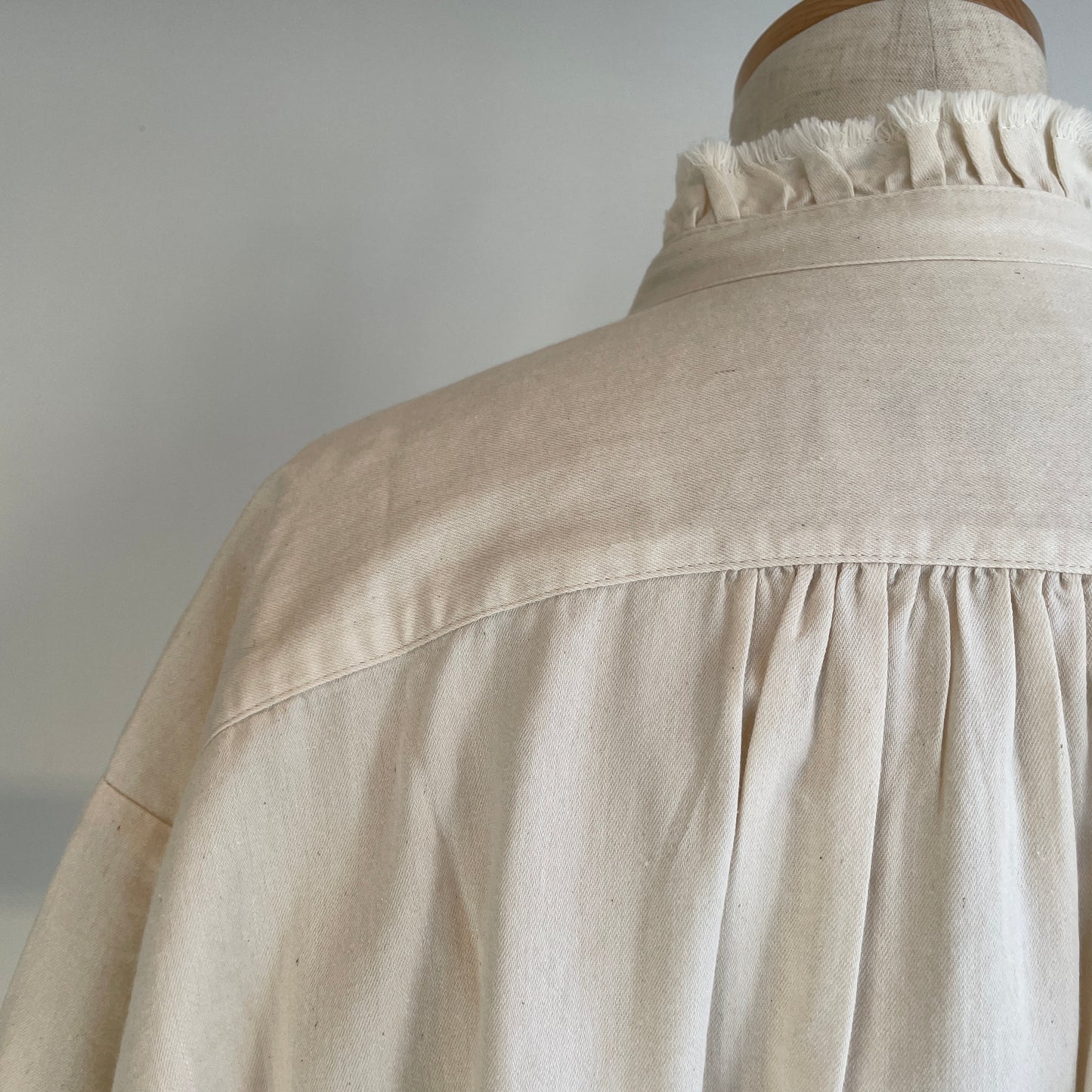 handsofcreation//5.0ZベンベルグウールデニムフリルカラーBL 02610602