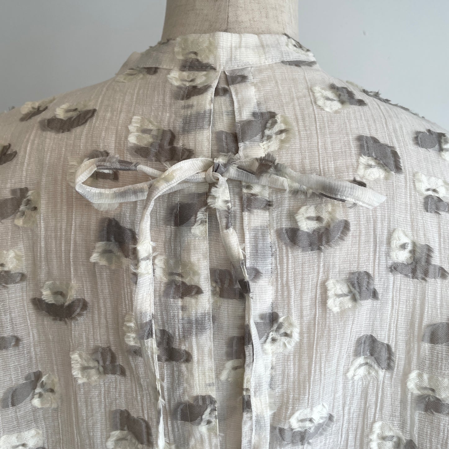 qiri//plie flower jacquard バックリボンブラウス　6301BL008261