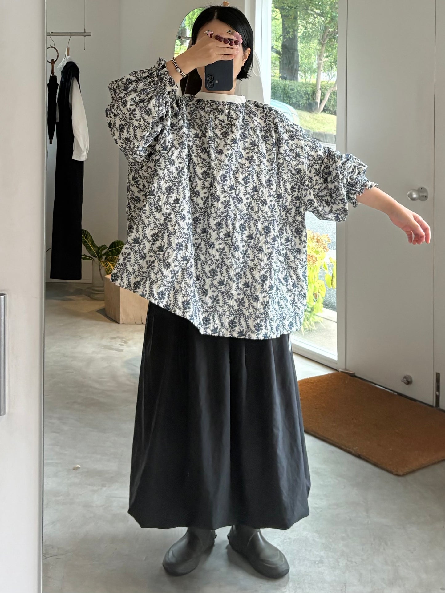 qiri//garden embroidery gather スリーブブラウス
6301BL008262