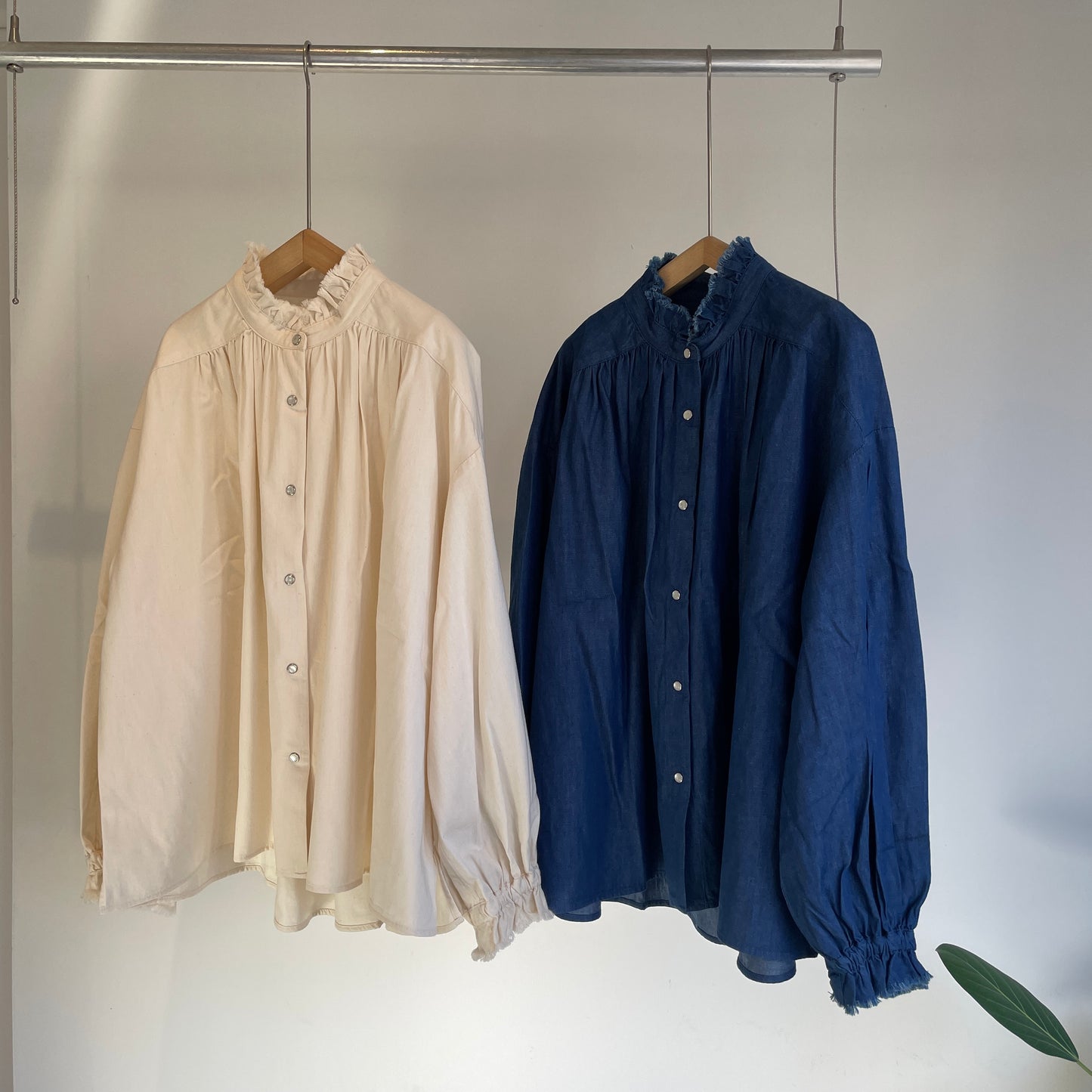 handsofcreation//5.0ZベンベルグウールデニムフリルカラーBL 02610602